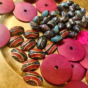 CRAFTERS BEAD LOT⭐️Jewelry Making VINTAGE UNIQUE BEADS WOOD DISCS/HANDPAINTED